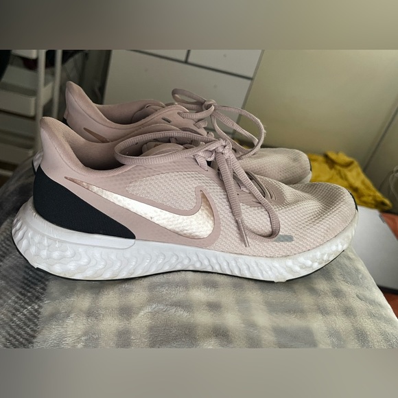 NIKE RUNNING SHOES - Picture 2 of 3